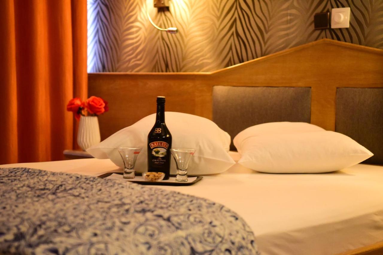 Eva Hotel Pire Dış mekan fotoğraf