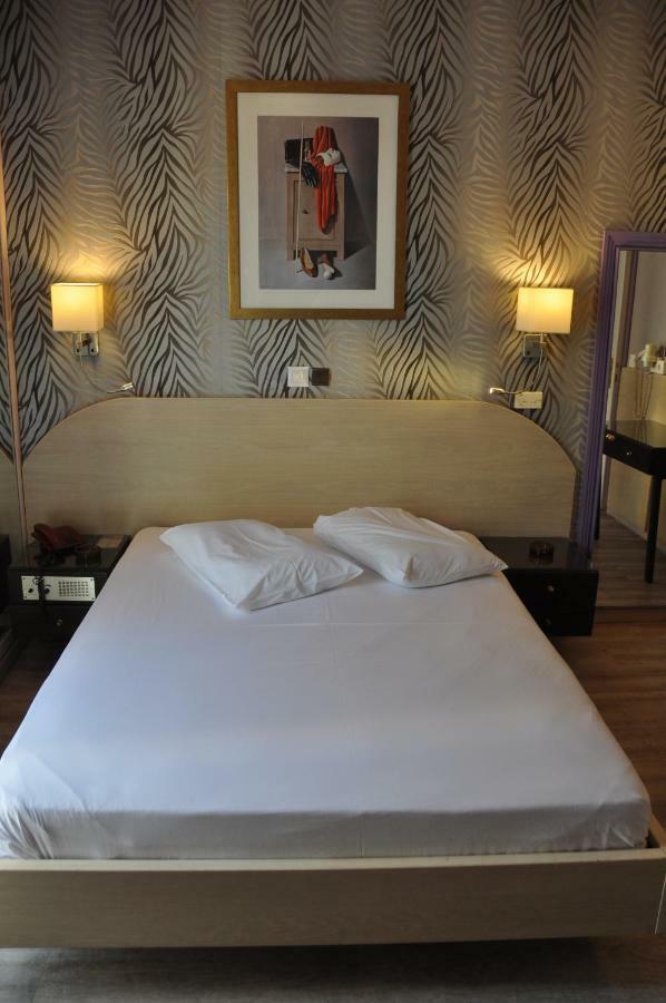Eva Hotel Pire Dış mekan fotoğraf